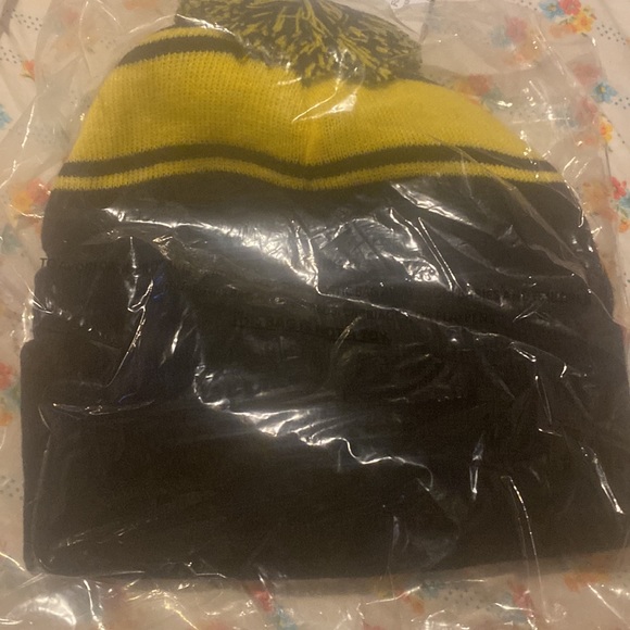 Cute hogwarts hat for 14 yrs and up - Picture 3 of 3